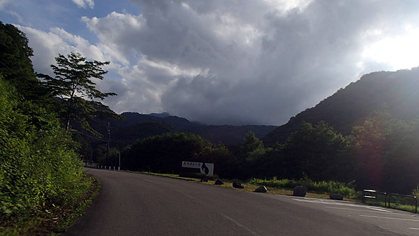 山の上には雨雲が